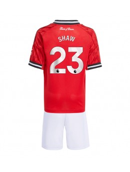 Detské Futbalové oblečenie Manchester United Luke Shaw #23 2025-26 Krátky Rukáv - Domáci (+ trenírky)